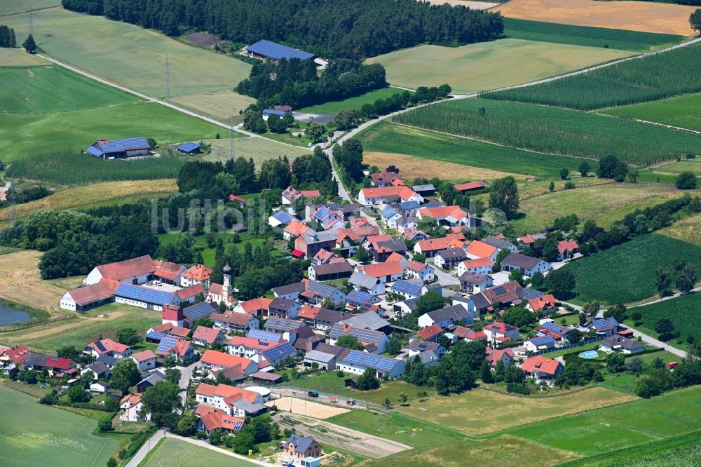 Luftbild Gambach - Dorfkern am Feldrand in Gambach im Bundesland Bayern, Deutschland