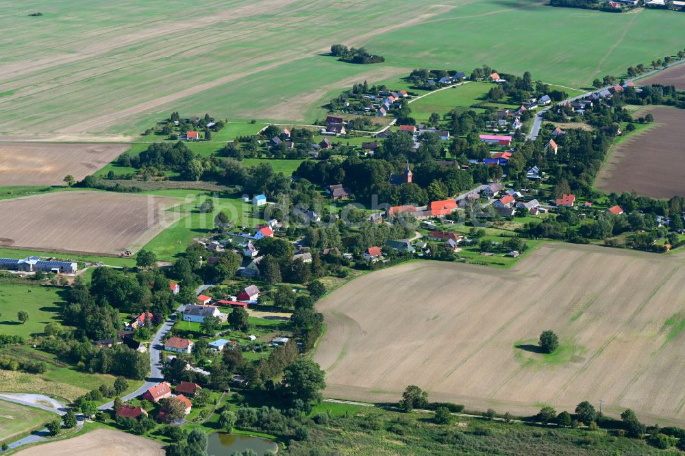 Ganschendorf von oben - Dorfkern am Feldrand in Ganschendorf im Bundesland Mecklenburg-Vorpommern, Deutschland