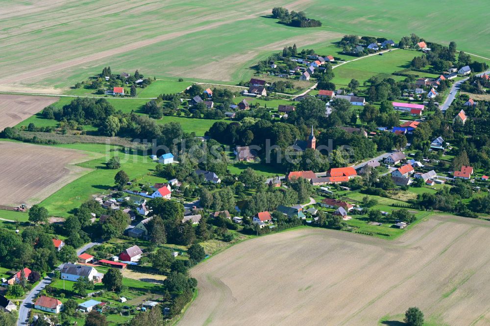 Ganschendorf aus der Vogelperspektive: Dorfkern am Feldrand in Ganschendorf im Bundesland Mecklenburg-Vorpommern, Deutschland