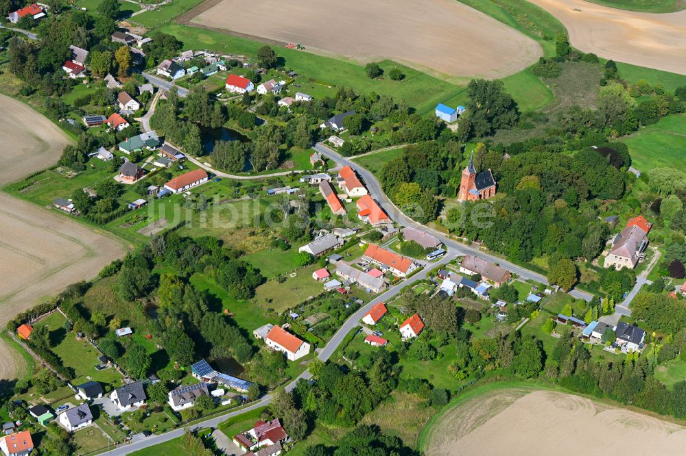 Luftbild Ganschendorf - Dorfkern am Feldrand in Ganschendorf im Bundesland Mecklenburg-Vorpommern, Deutschland