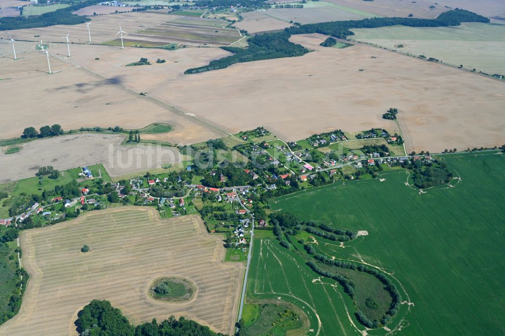 Ganschendorf aus der Vogelperspektive: Dorfkern am Feldrand in Ganschendorf im Bundesland Mecklenburg-Vorpommern, Deutschland