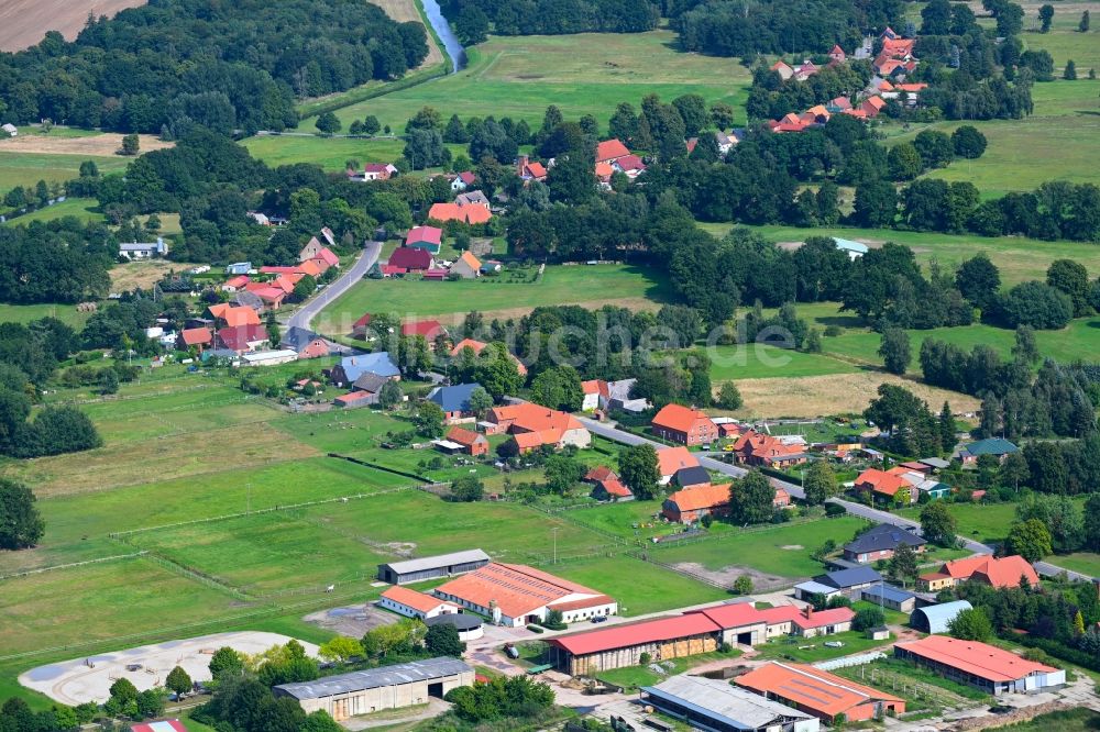 Garlitz aus der Vogelperspektive: Dorfkern am Feldrand in Garlitz im Bundesland Mecklenburg-Vorpommern, Deutschland