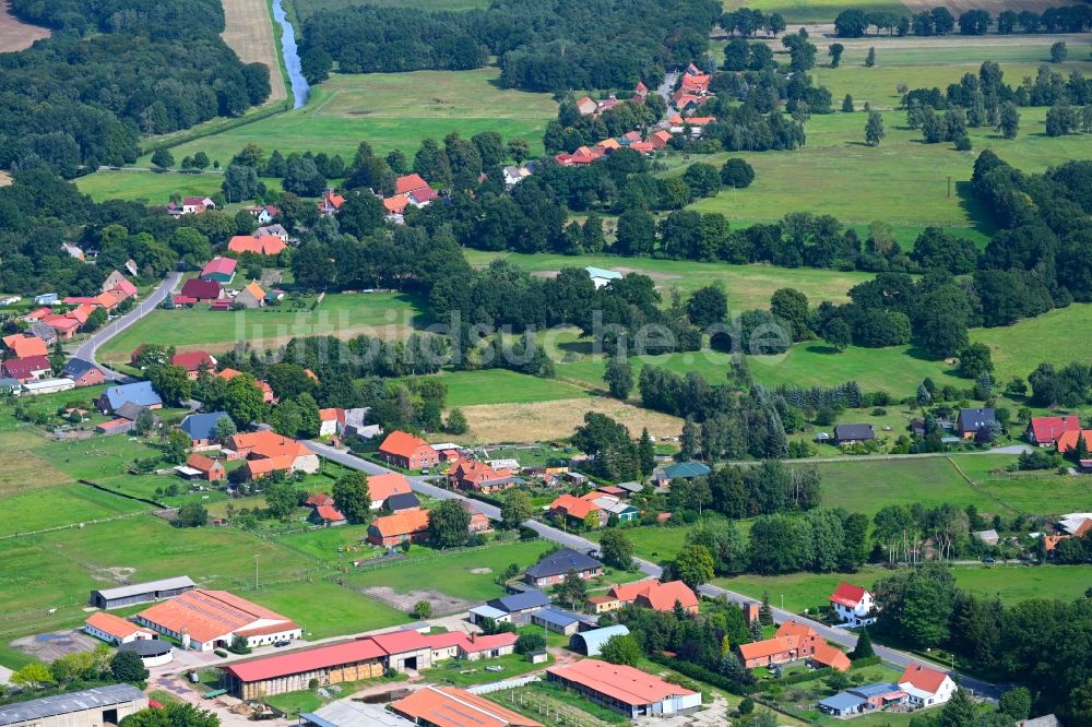 Luftaufnahme Garlitz - Dorfkern am Feldrand in Garlitz im Bundesland Mecklenburg-Vorpommern, Deutschland