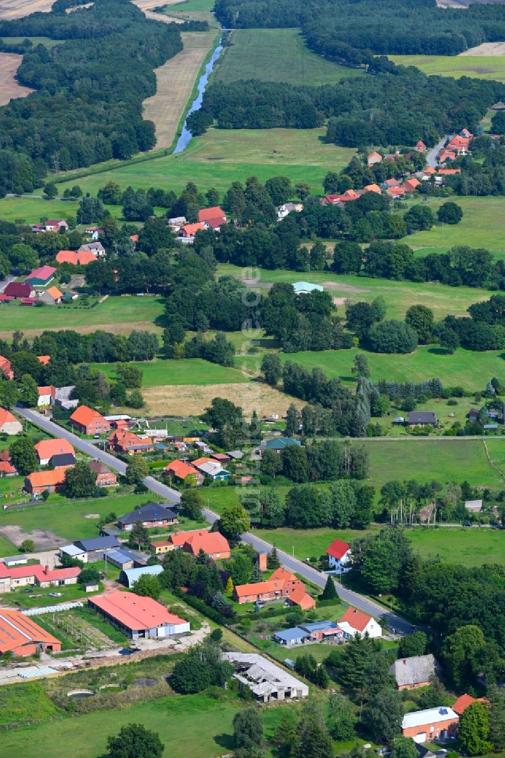Garlitz von oben - Dorfkern am Feldrand in Garlitz im Bundesland Mecklenburg-Vorpommern, Deutschland