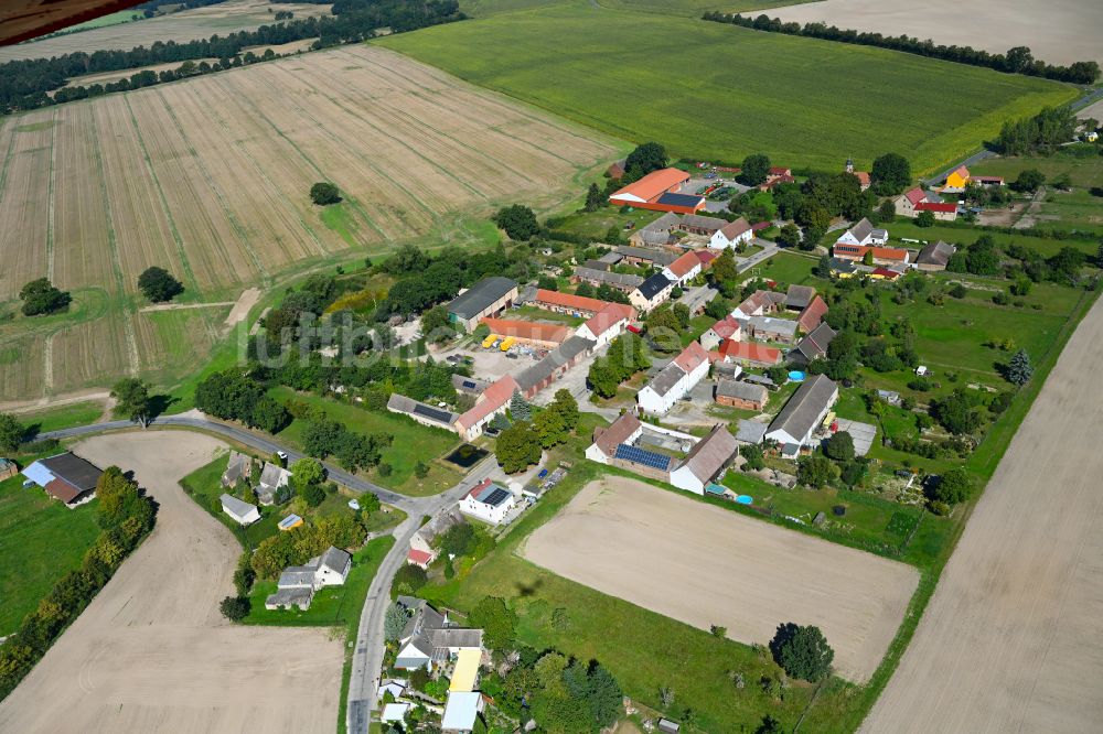 Garrey von oben - Dorfkern am Feldrand in Garrey im Bundesland Brandenburg, Deutschland