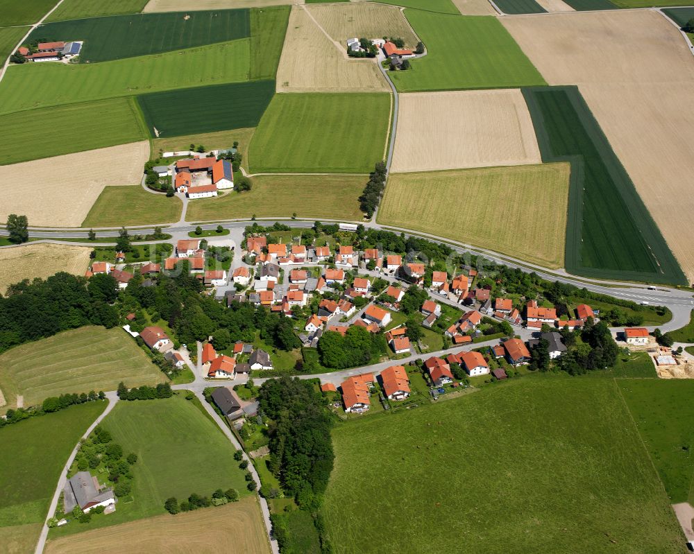 Gasteig von oben - Dorfkern am Feldrand in Gasteig im Bundesland Bayern, Deutschland