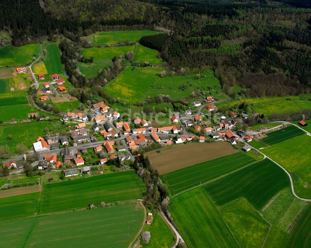 Gehau aus der Vogelperspektive: Dorfkern am Feldrand in Gehau im Bundesland Hessen, Deutschland