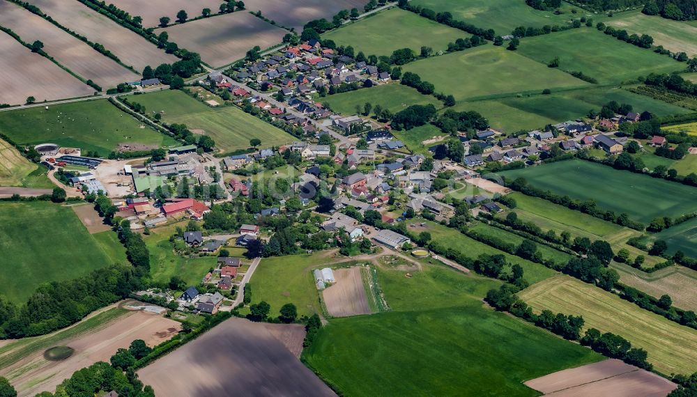 Luftaufnahme Geltorf - Dorfkern am Feldrand in Geltorf im Bundesland Schleswig-Holstein, Deutschland