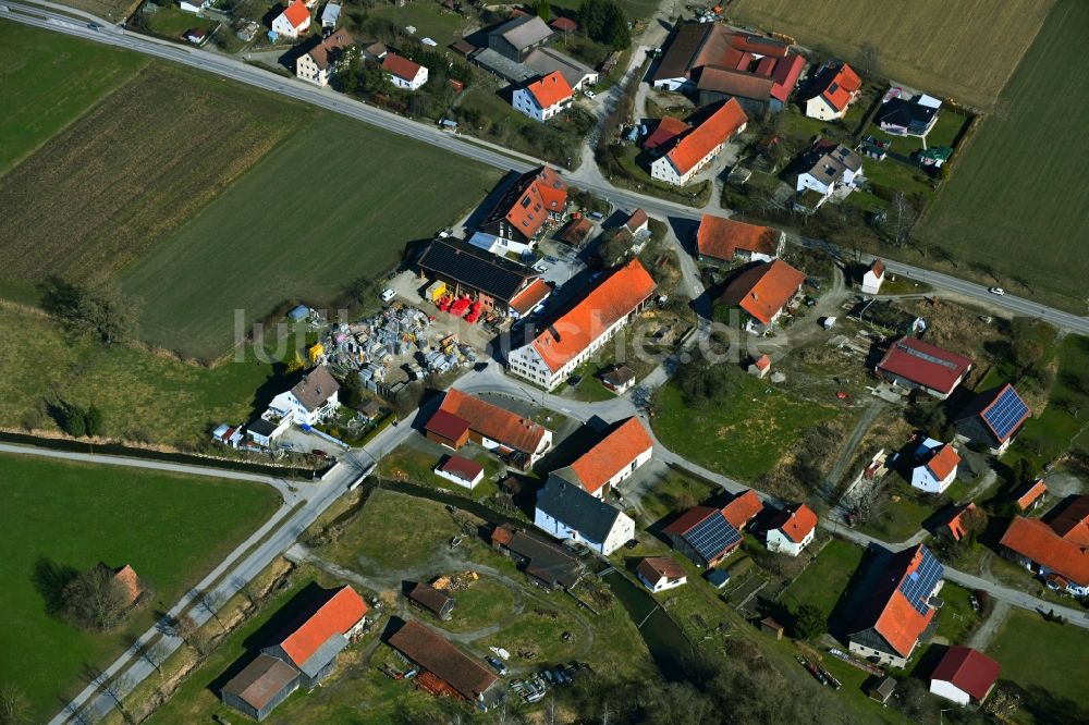 Gernstall aus der Vogelperspektive: Dorfkern am Feldrand in Gernstall im Bundesland Bayern, Deutschland