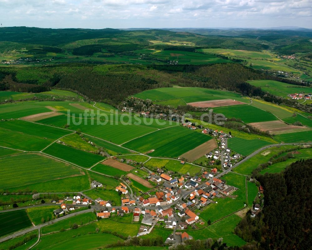 Gershausen von oben - Dorfkern am Feldrand in Gershausen im Bundesland Hessen, Deutschland