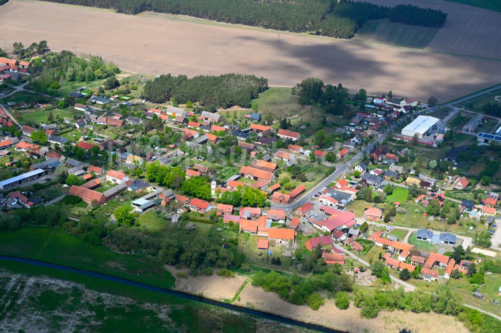 Luftaufnahme Gülpe - Dorfkern am Feldrand in Gülpe im Bundesland Sachsen-Anhalt, Deutschland