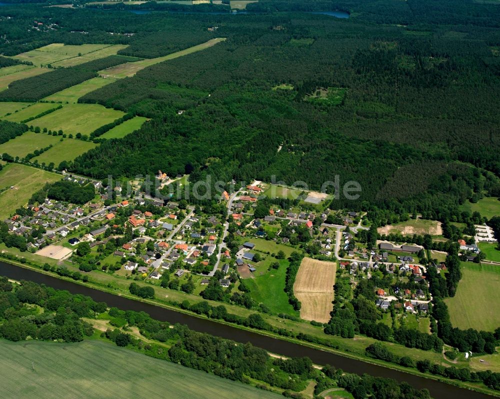 Luftaufnahme Grambek - Dorfkern am Feldrand in Grambek im Bundesland Schleswig-Holstein, Deutschland