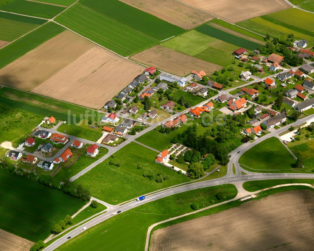 Grüningen von oben - Dorfkern am Feldrand in Grüningen im Bundesland Baden-Württemberg, Deutschland