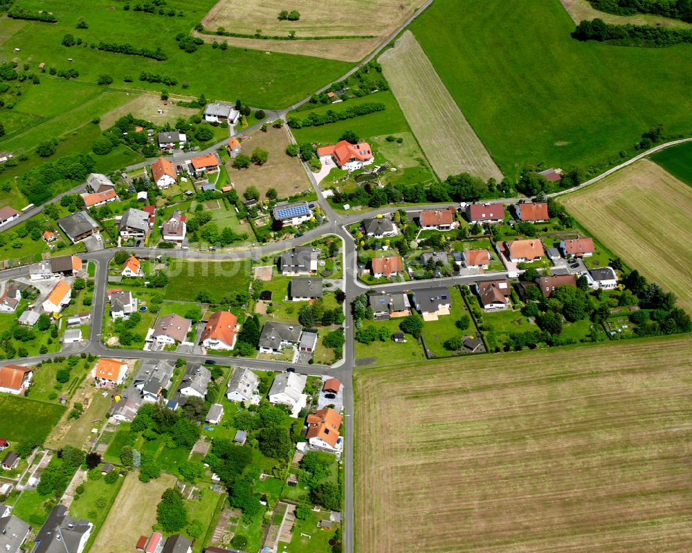 Groß Eichen aus der Vogelperspektive: Dorfkern am Feldrand in Groß Eichen im Bundesland Hessen, Deutschland