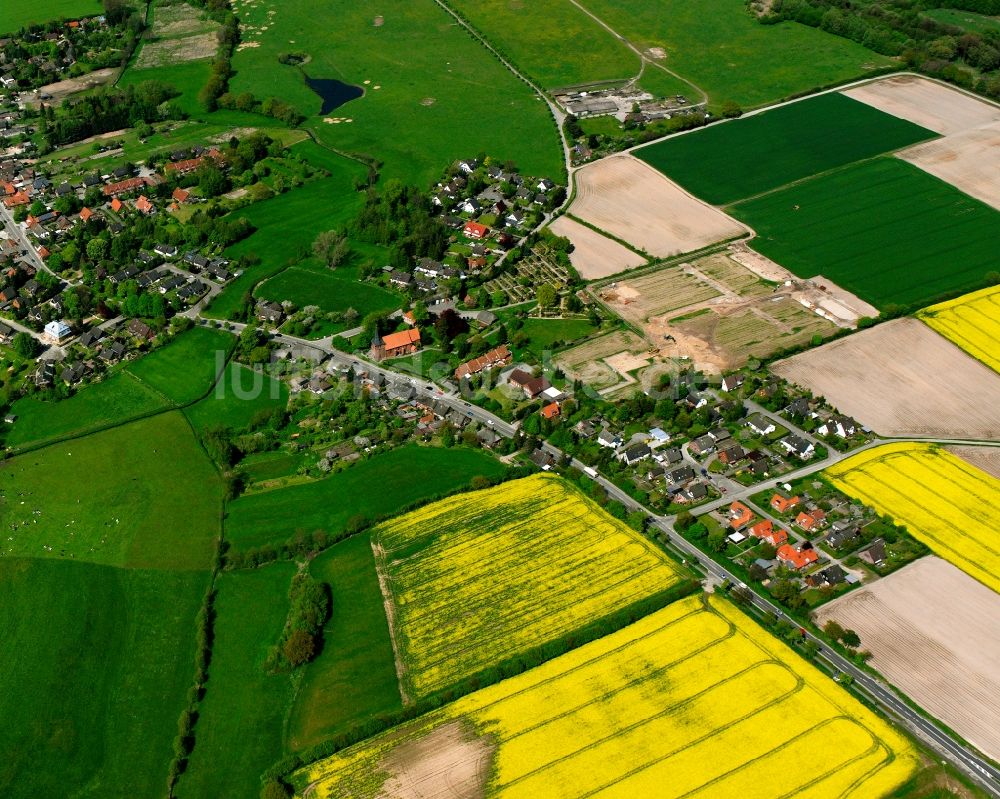 Groß Grönau von oben - Dorfkern am Feldrand in Groß Grönau im Bundesland Schleswig-Holstein, Deutschland
