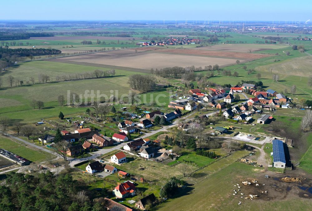 Groß Haßlow aus der Vogelperspektive: Dorfkern am Feldrand in Groß Haßlow im Bundesland Brandenburg, Deutschland
