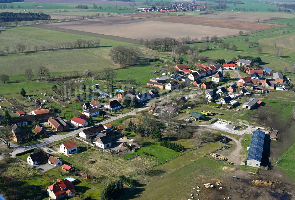 Luftbild Groß Haßlow - Dorfkern am Feldrand in Groß Haßlow im Bundesland Brandenburg, Deutschland