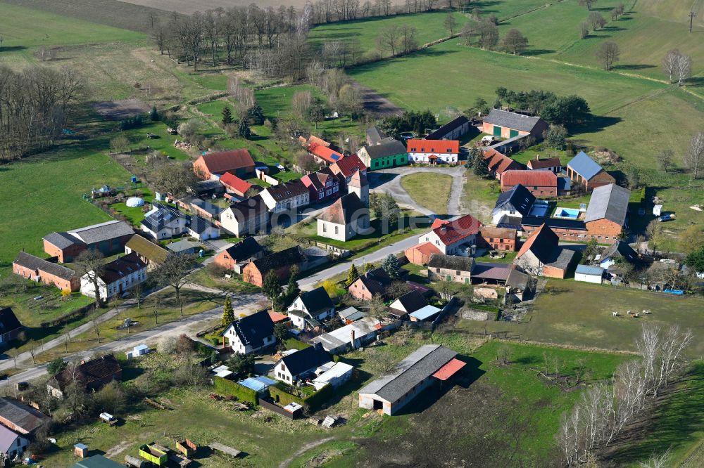 Luftaufnahme Groß Haßlow - Dorfkern am Feldrand in Groß Haßlow im Bundesland Brandenburg, Deutschland