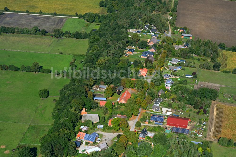 Göttin von oben - Dorfkern am Feldrand in Göttin im Bundesland Schleswig-Holstein, Deutschland