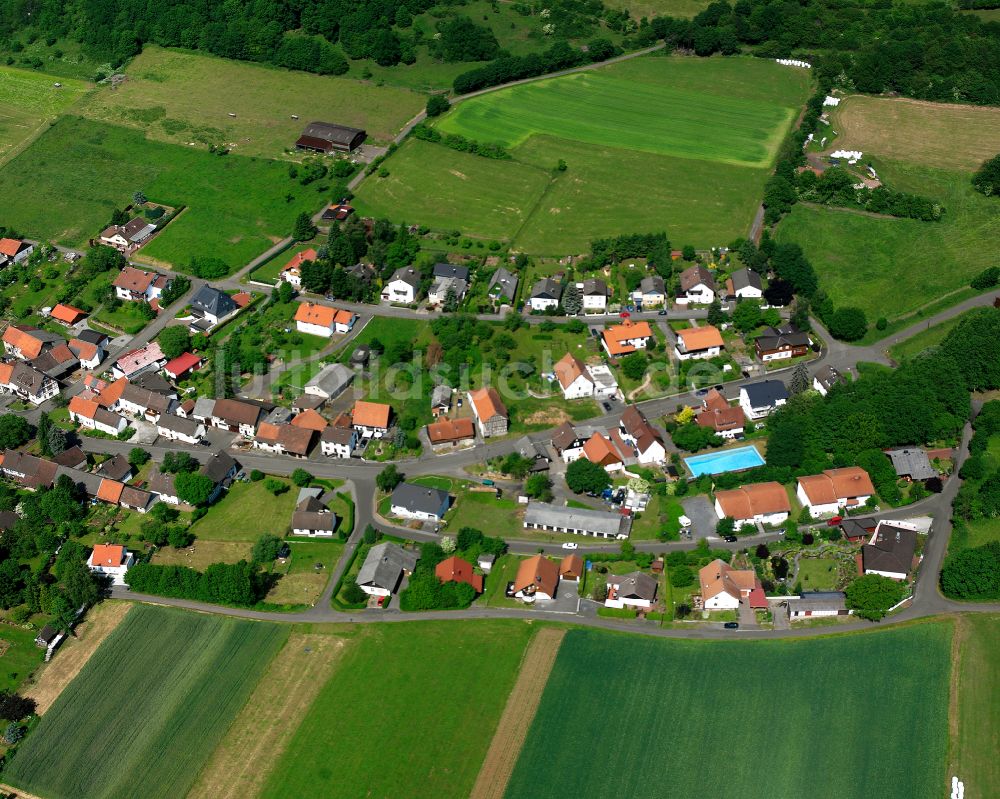 Götzen aus der Vogelperspektive: Dorfkern am Feldrand in Götzen im Bundesland Hessen, Deutschland
