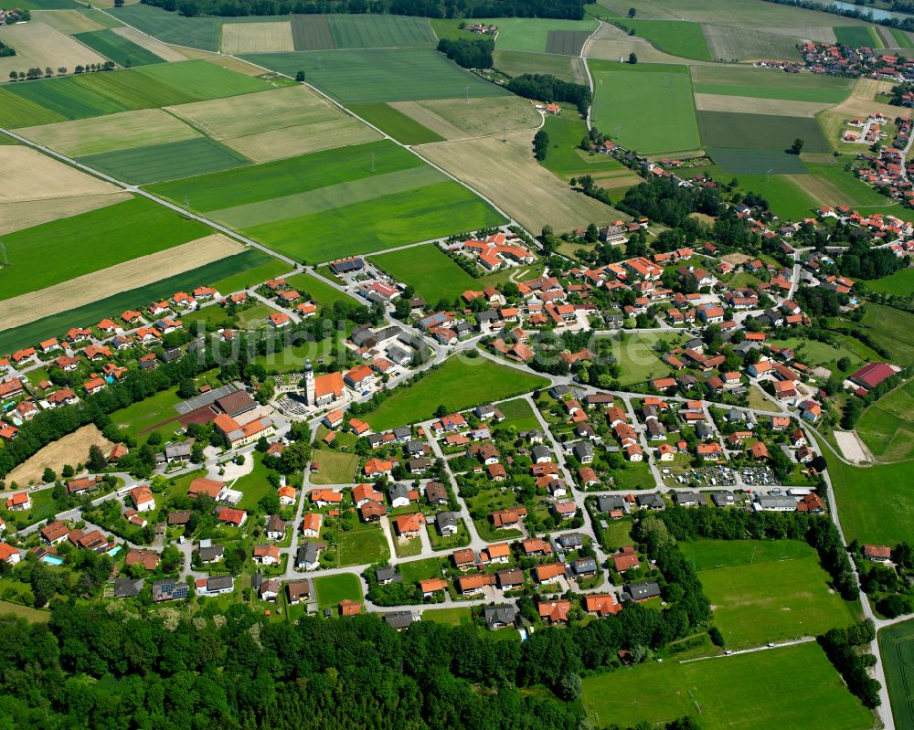 Haiming aus der Vogelperspektive: Dorfkern am Feldrand in Haiming im Bundesland Bayern, Deutschland