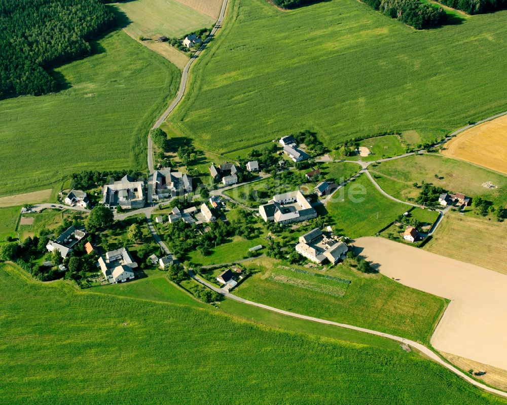 Hainsberg aus der Vogelperspektive: Dorfkern am Feldrand in Hainsberg im Bundesland Thüringen, Deutschland