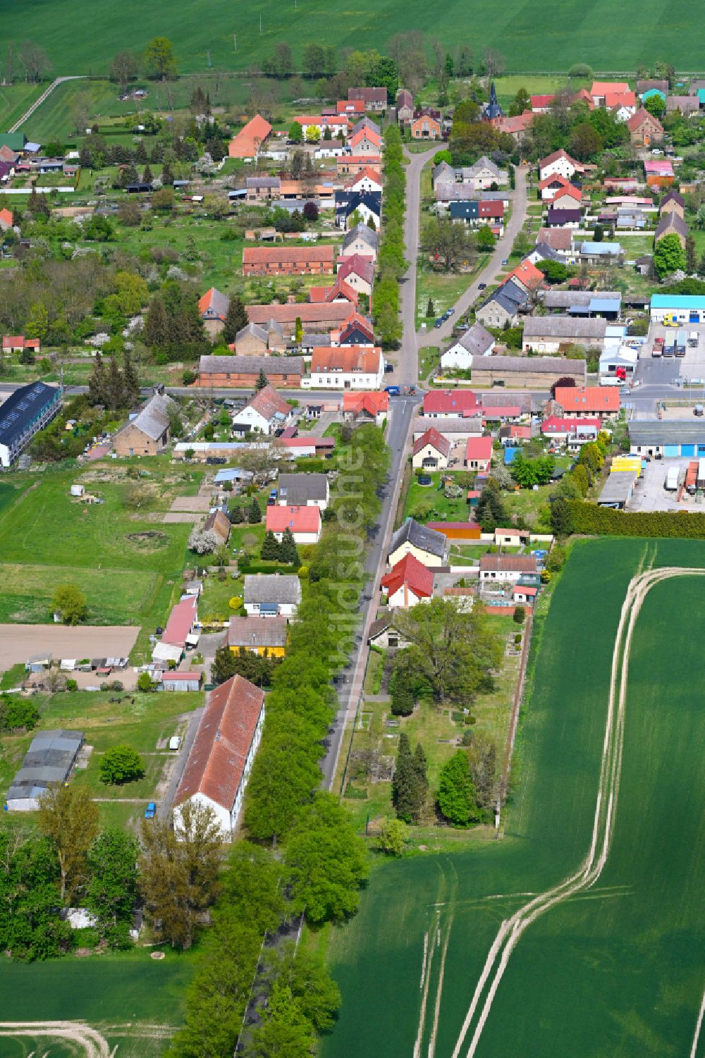 Luftaufnahme Hakenberg - Dorfkern am Feldrand in Hakenberg im Bundesland Brandenburg, Deutschland
