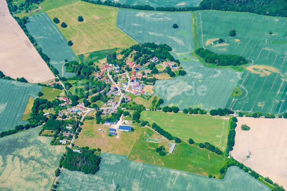 Halenbeck-Rohlsdorf von oben - Dorfkern am Feldrand in Halenbeck-Rohlsdorf im Bundesland Brandenburg, Deutschland
