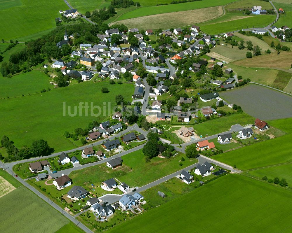 Hallerstein aus der Vogelperspektive: Dorfkern am Feldrand in Hallerstein im Bundesland Bayern, Deutschland