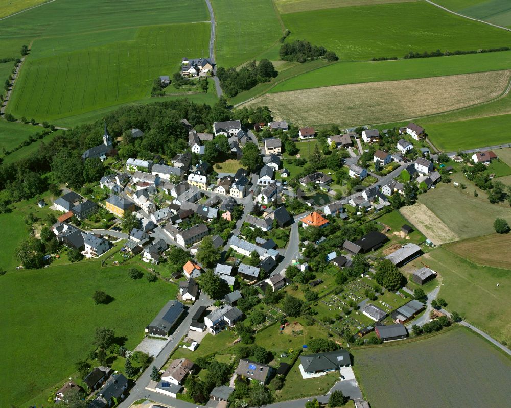 Luftaufnahme Hallerstein - Dorfkern am Feldrand in Hallerstein im Bundesland Bayern, Deutschland