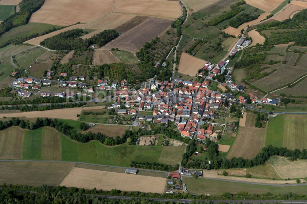 Halsheim aus der Vogelperspektive: Dorfkern am Feldrand in Halsheim im Bundesland Bayern, Deutschland