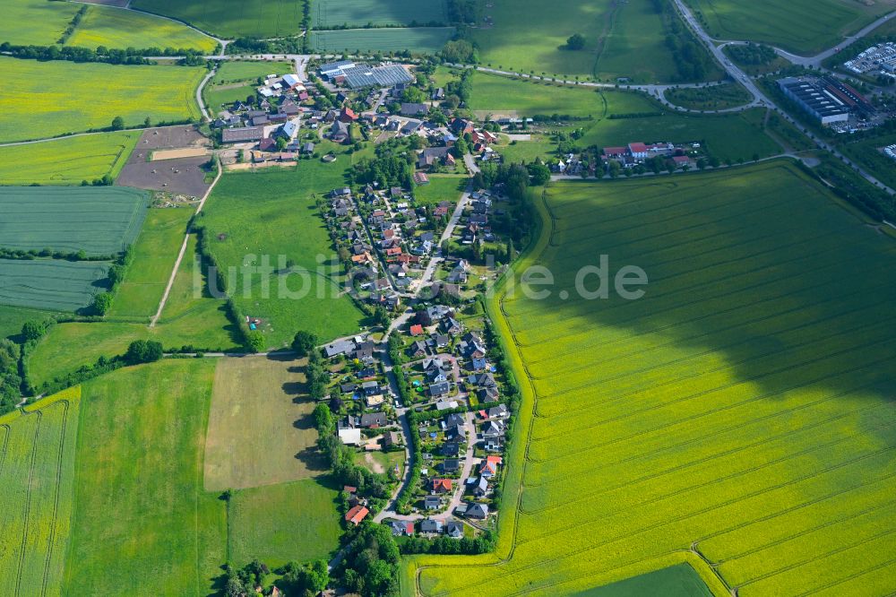 Luftbild Harmsdorf - Dorfkern am Feldrand in Harmsdorf im Bundesland Schleswig-Holstein, Deutschland