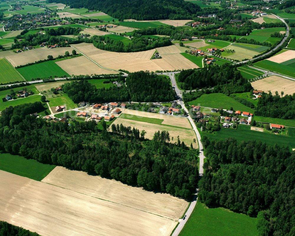 Hart aus der Vogelperspektive: Dorfkern am Feldrand in Hart im Bundesland Bayern, Deutschland