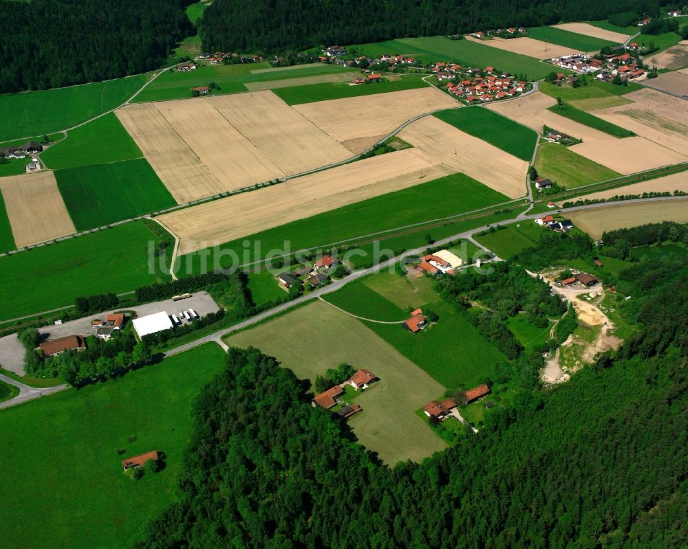 Hart aus der Vogelperspektive: Dorfkern am Feldrand in Hart im Bundesland Bayern, Deutschland