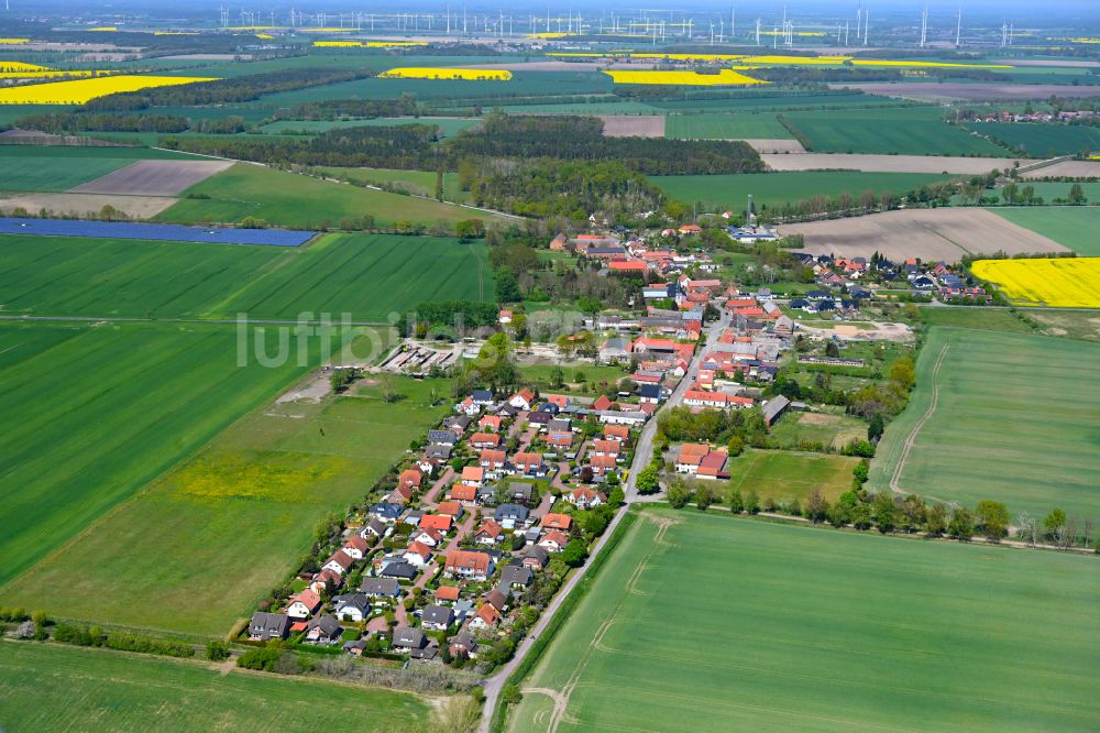 Hassel von oben - Dorfkern am Feldrand in Hassel im Bundesland Sachsen-Anhalt, Deutschland