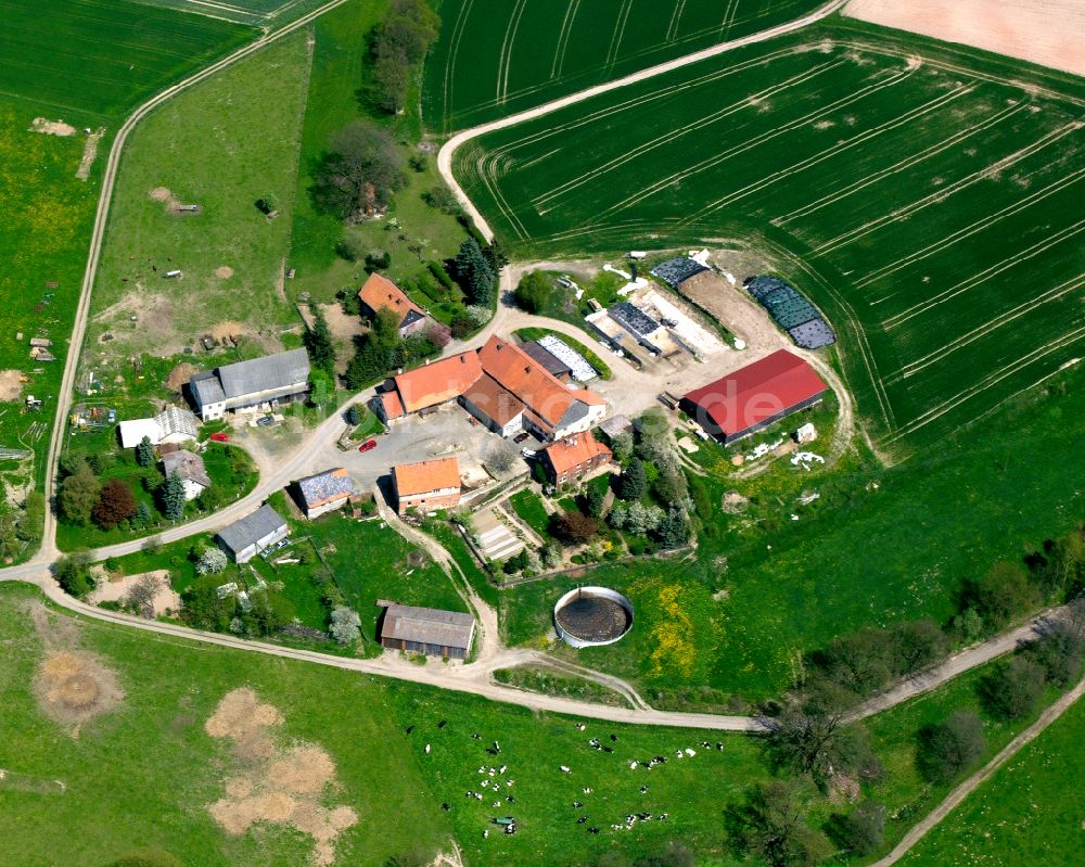 Hattendorf aus der Vogelperspektive: Dorfkern am Feldrand in Hattendorf im Bundesland Hessen, Deutschland
