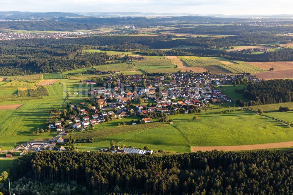 Hausen ob Rottweil aus der Vogelperspektive: Dorfkern am Feldrand in Hausen ob Rottweil im Bundesland Baden-Württemberg, Deutschland