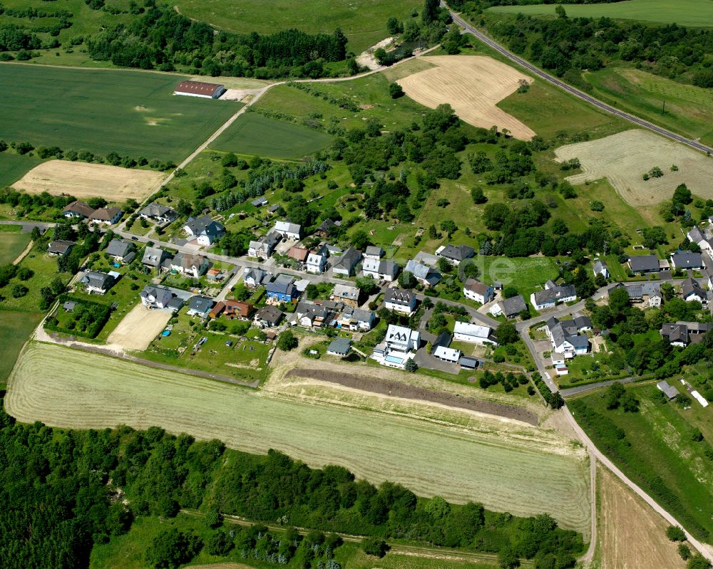 Luftaufnahme Hübingen - Dorfkern am Feldrand in Hübingen im Bundesland Rheinland-Pfalz, Deutschland