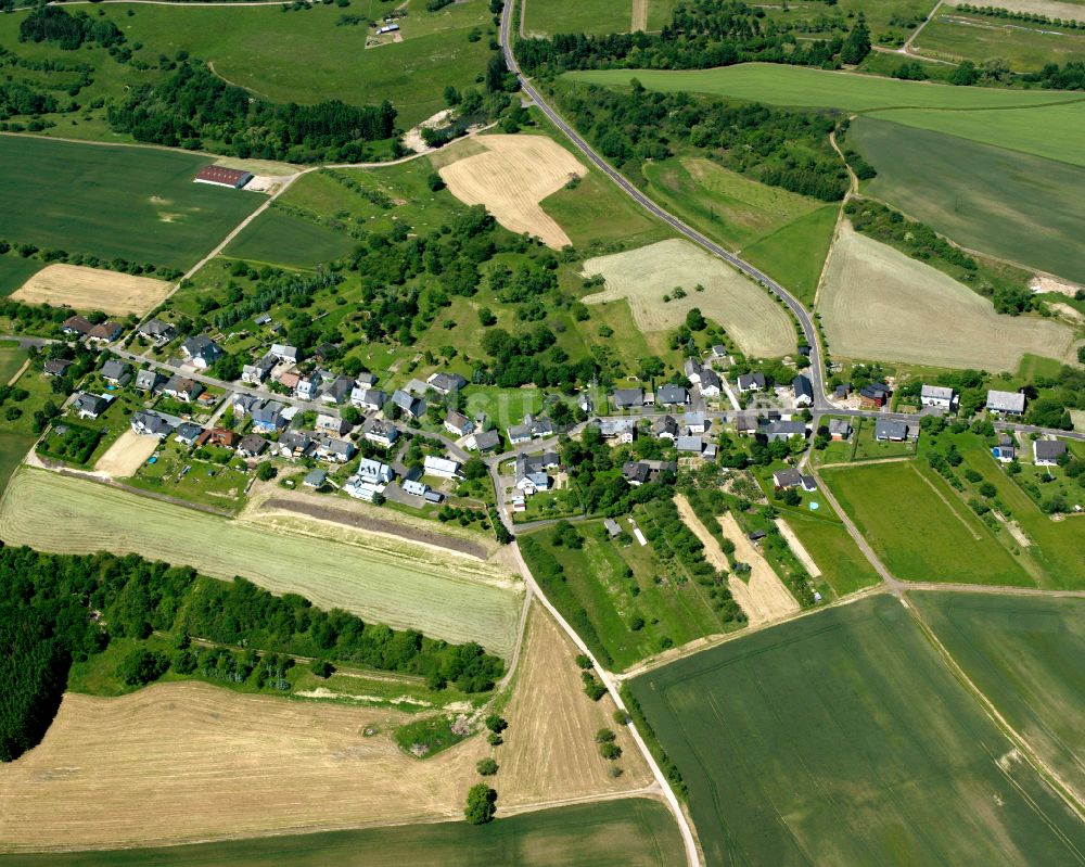 Hübingen aus der Vogelperspektive: Dorfkern am Feldrand in Hübingen im Bundesland Rheinland-Pfalz, Deutschland