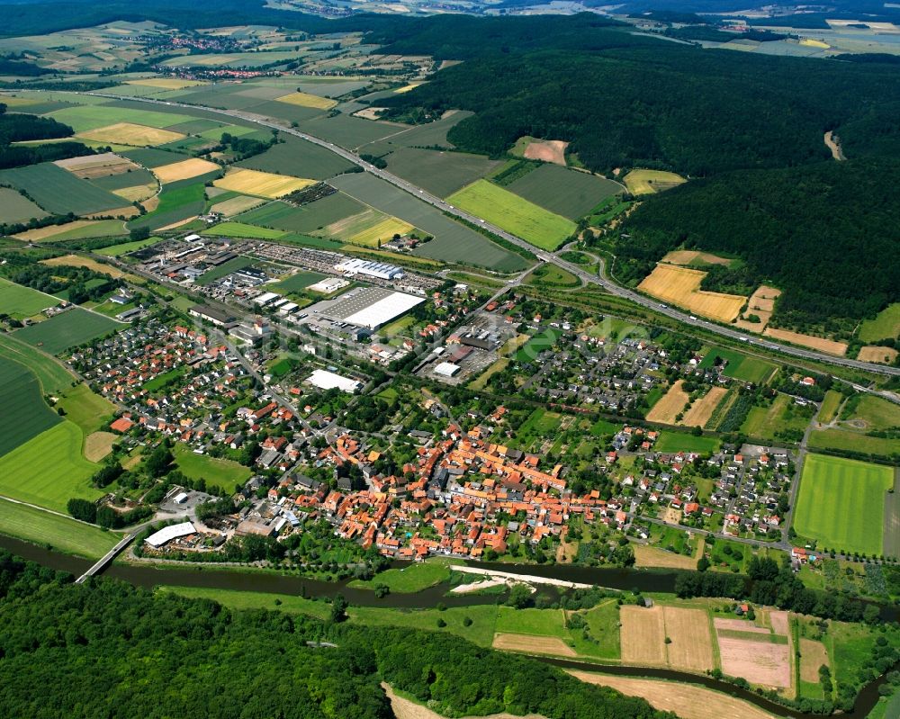 Luftbild Hedemünden - Dorfkern am Feldrand in Hedemünden im Bundesland Niedersachsen, Deutschland