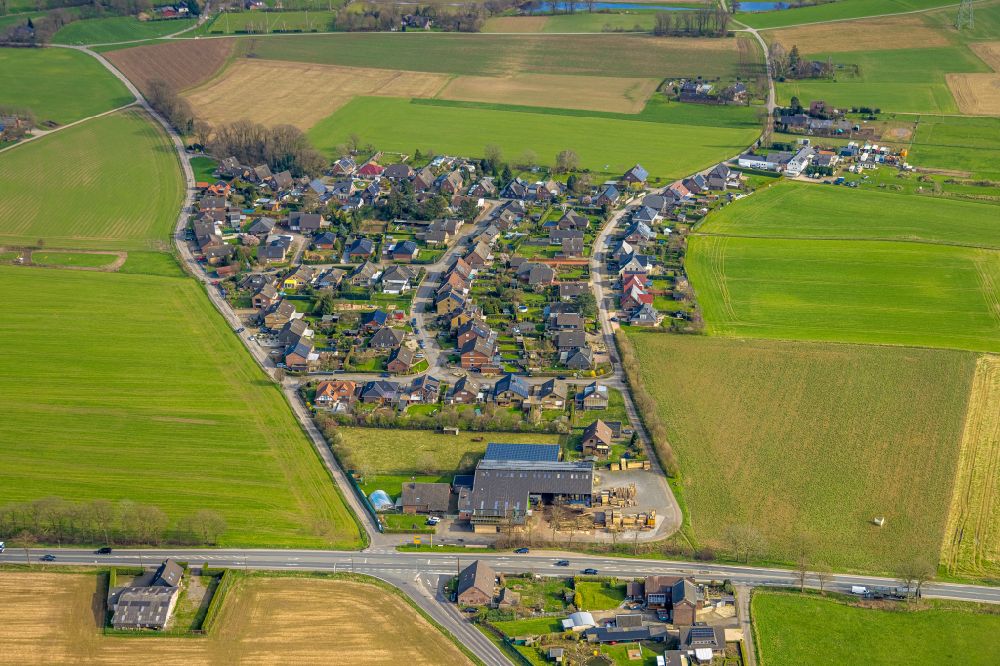 Luftbild Heelden - Dorfkern am Feldrand in Heelden im Bundesland Nordrhein-Westfalen, Deutschland