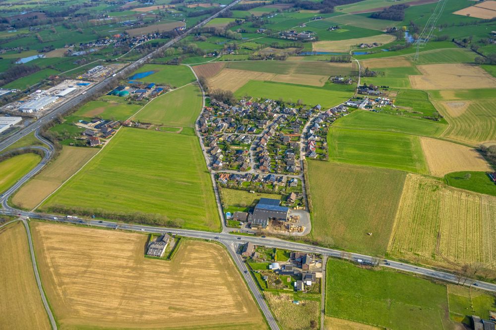 Luftaufnahme Heelden - Dorfkern am Feldrand in Heelden im Bundesland Nordrhein-Westfalen, Deutschland