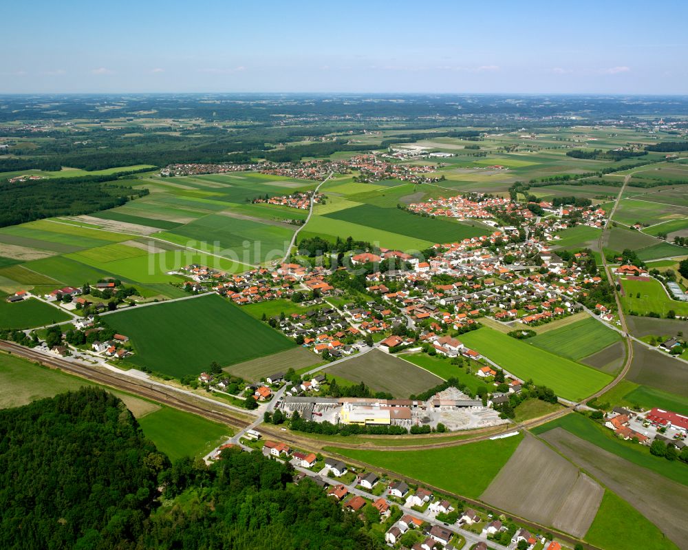 Heiligenstatt aus der Vogelperspektive: Dorfkern am Feldrand in Heiligenstatt im Bundesland Bayern, Deutschland