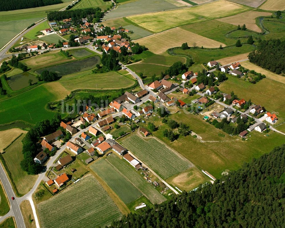 Heinersdorf von oben - Dorfkern am Feldrand in Heinersdorf im Bundesland Bayern, Deutschland