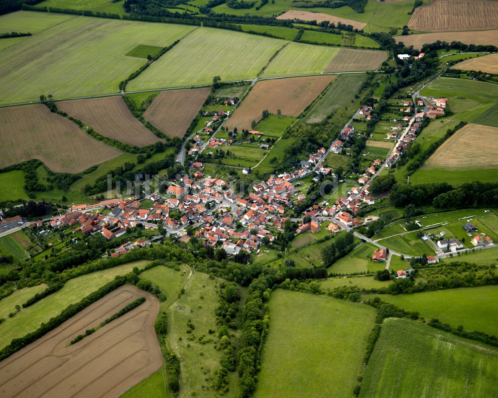 Helmsdorf aus der Vogelperspektive: Dorfkern am Feldrand in Helmsdorf im Bundesland Thüringen, Deutschland