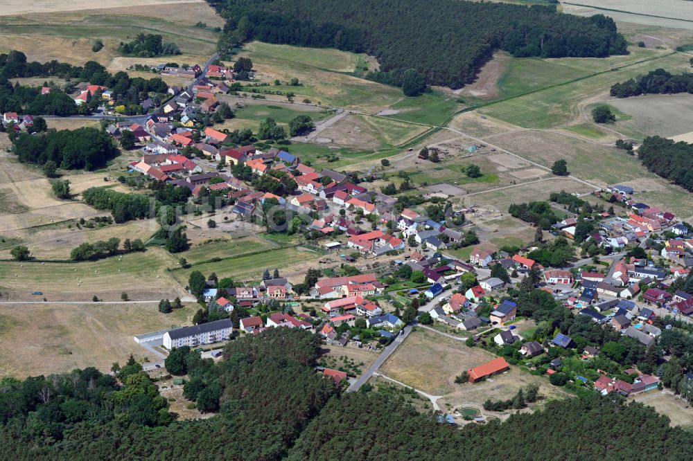 Luftaufnahme Hennickendorf - Dorfkern am Feldrand in Hennickendorf im Bundesland Brandenburg, Deutschland