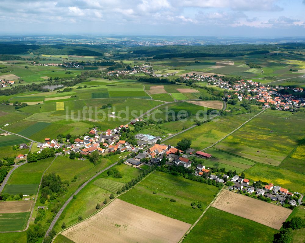 Luftaufnahme Hergersdorf - Dorfkern am Feldrand in Hergersdorf im Bundesland Hessen, Deutschland