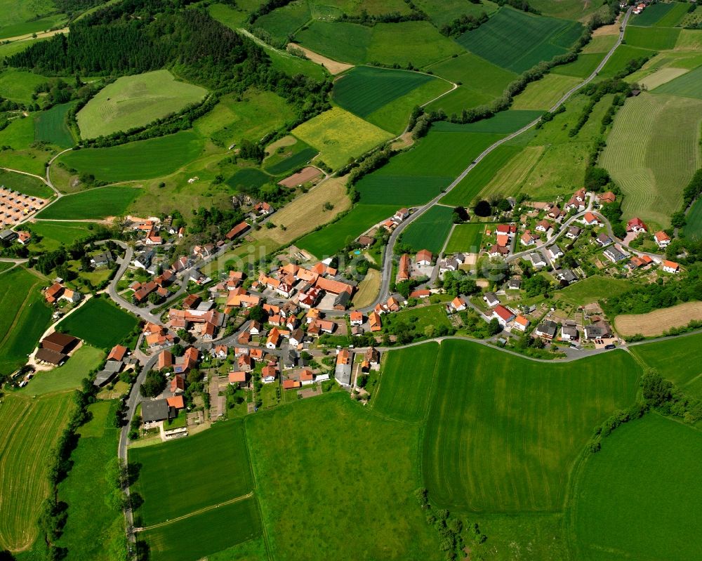 Hergershausen aus der Vogelperspektive: Dorfkern am Feldrand in Hergershausen im Bundesland Hessen, Deutschland