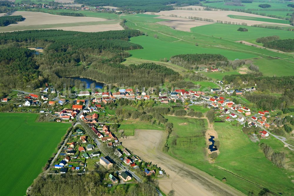 Herzsprung aus der Vogelperspektive: Dorfkern am Feldrand in Herzsprung im Bundesland Brandenburg, Deutschland