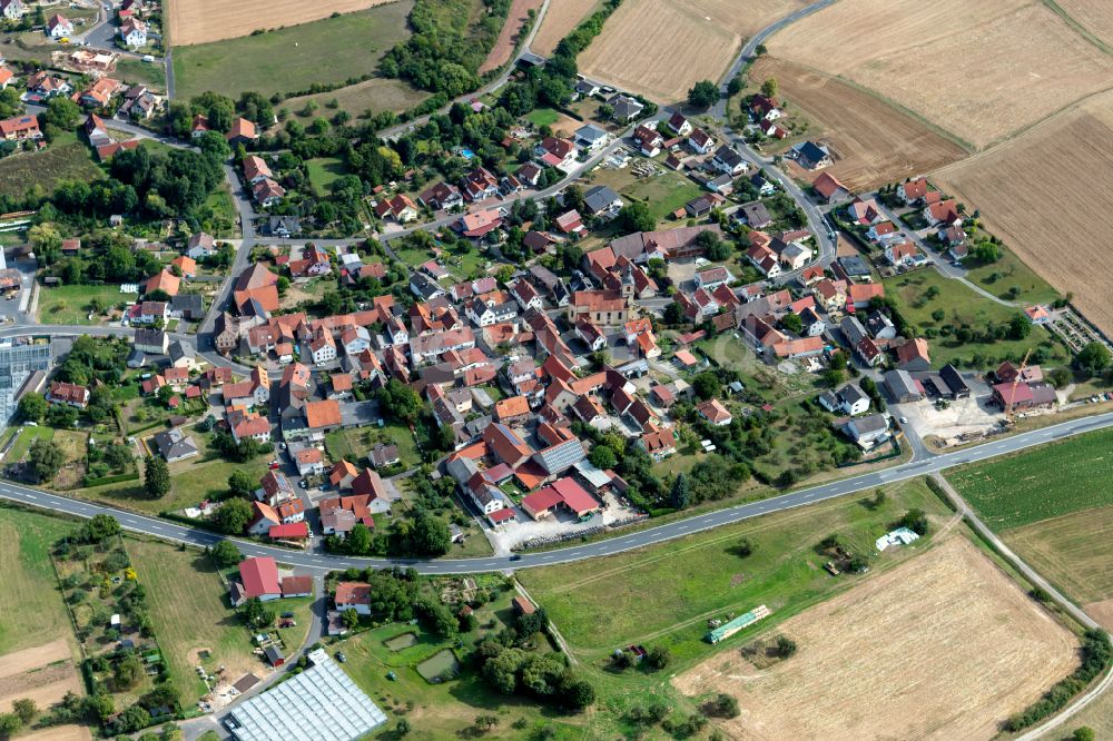 Heßdorf aus der Vogelperspektive: Dorfkern am Feldrand in Heßdorf im Bundesland Bayern, Deutschland